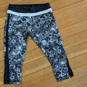 Lululemon floral gray scale caprils size 8